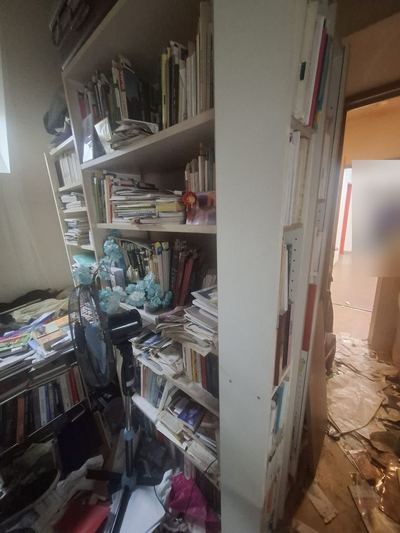 Circulation étroite le long d'une bibliothèque pleine, pendant l'intervention