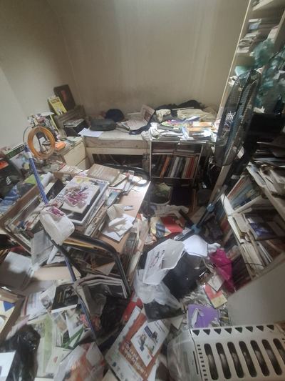 Bureau submergé par des piles de papiers, revues et courriers non ouverts