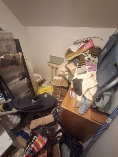 Chambre sous pente saturée d'objets accumules jusqu'au plafond rampant