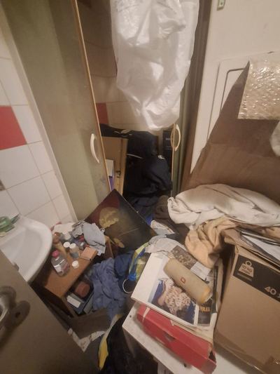 Salle de bain rendue inutilisable par l'accumulation d'objets