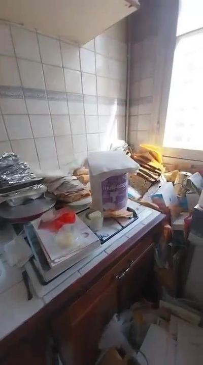 Cuisine dont chaque surface est recouverte de papiers et d'emballages