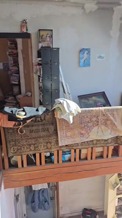 Pièce encombrée d'objets et de mobilier avant enlèvement
