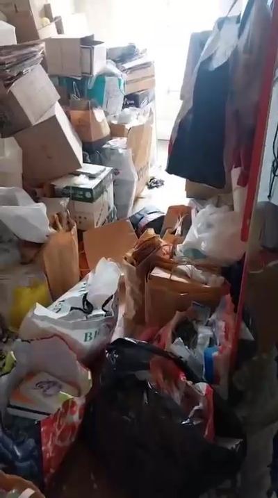 Sacs et cartons empilés sur plus d'un mètre de hauteur