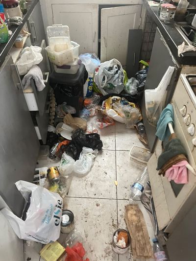 Sol de cuisine entièrement recouvert de sacs, emballages et déchets alimentaires