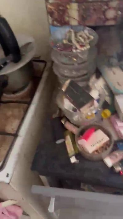 Plan de travail saturé, puis les pièces de vie encombrées jusqu'aux fenêtres.