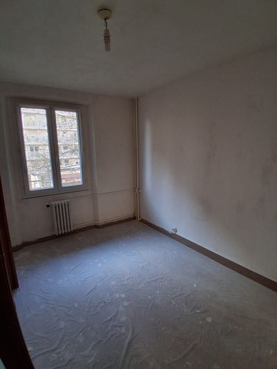 Chambre nettoyée, parquet dégagé et prêt pour la remise en location