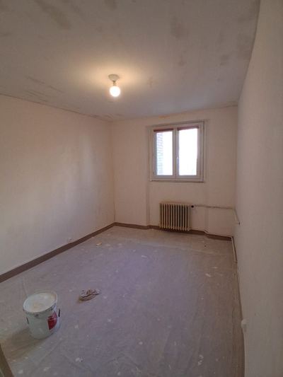 Chambre remise en état après nettoyage et désinfection : murs repris, sol protégé