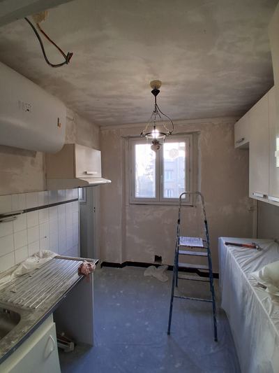 Cuisine vidée, nettoyée et préparée pour les travaux de remise en état