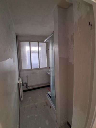 Salle de bain assainie après nettoyage complet