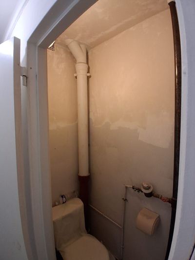 WC nettoyé et désinfecté, canalisation apparente vérifiée