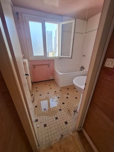 Salle de bain vide et nettoyée après l'intervention