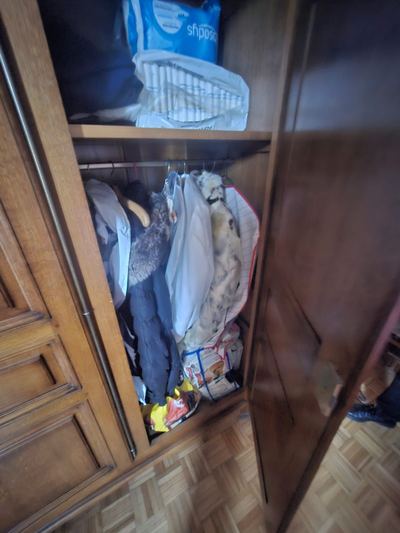 Armoire remplie de linge et de vêtements avant débarras