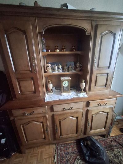 Buffet de salle à manger et bibelots avant débarras de succession