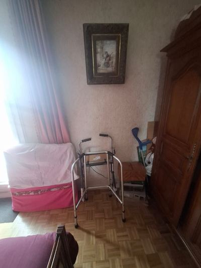 Chambre d'une personne âgée avec deambulateur, avant vide-maison