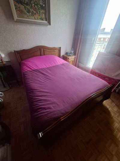 Chambre à coucher meublée avant intervention de vide-maison