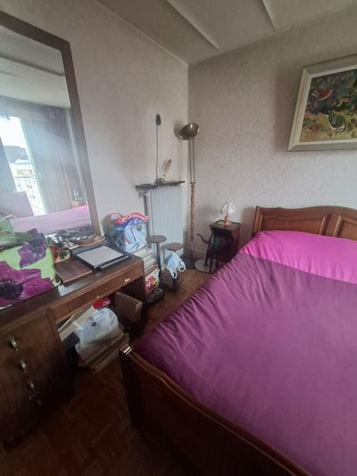 Chambre avec miroir et coiffeuse, mobilier à évacuer