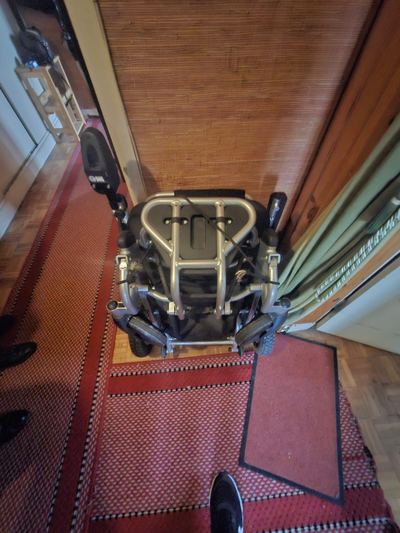 Couloir encombré par un fauteuil de transfert avant enlèvement