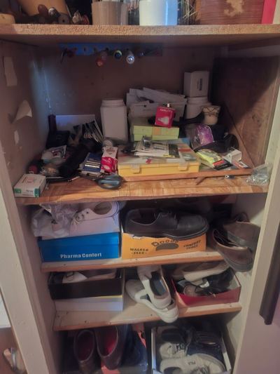 Placard de cuisine et rangement à chaussures saturés avant enlèvement
