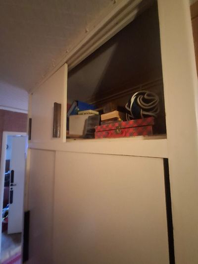 Placard sous pente rempli de cartons et de boîtes avant débarras