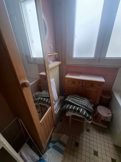 Salle de bain avant débarras, meublé et objets à retirer